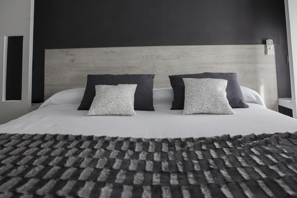 Hostal Overnight Мадрид Екстериор снимка