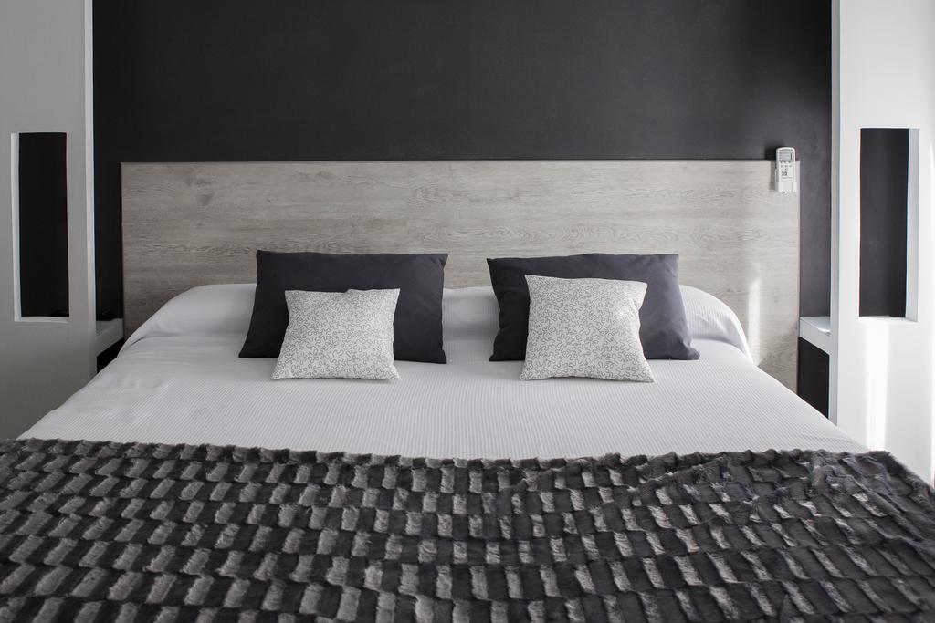 Hostal Overnight Мадрид Екстериор снимка