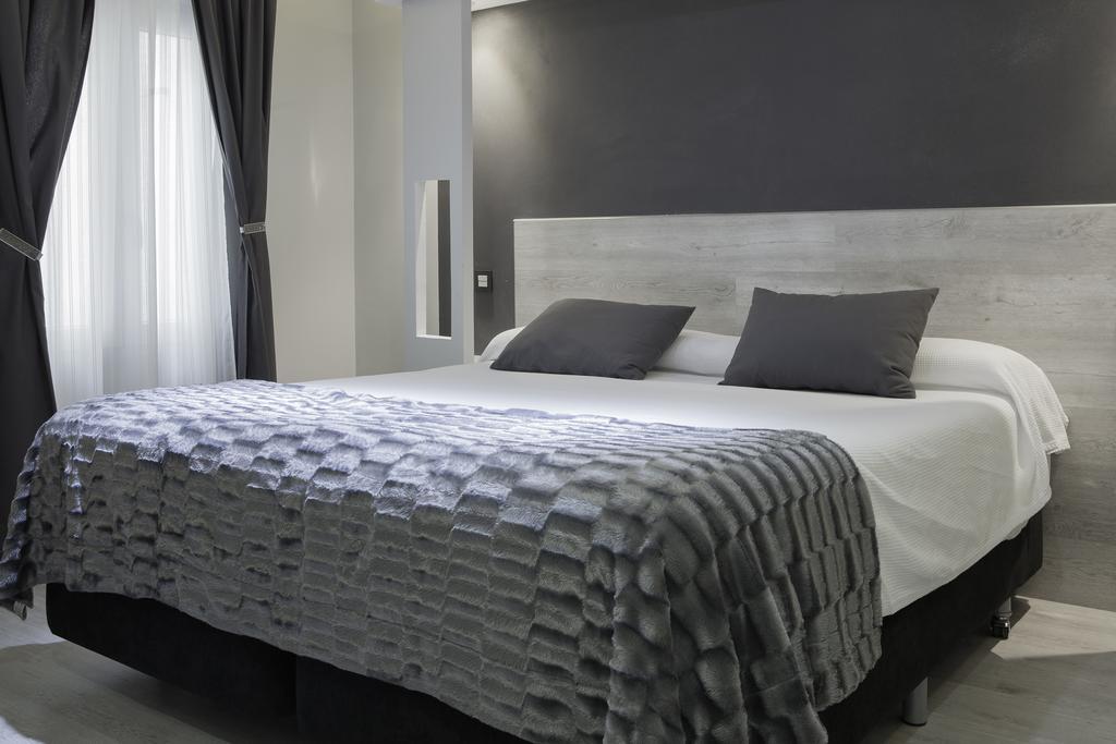 Hostal Overnight Мадрид Екстериор снимка