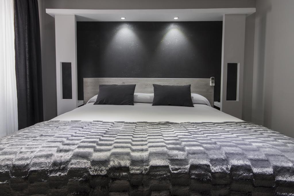 Hostal Overnight Мадрид Екстериор снимка