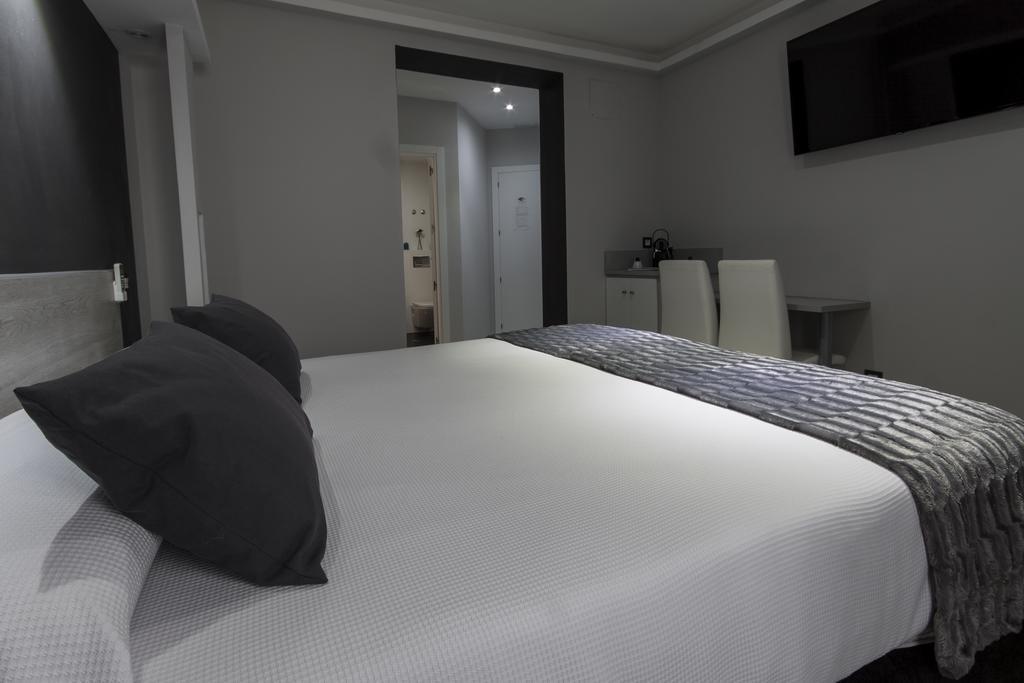 Hostal Overnight Мадрид Екстериор снимка