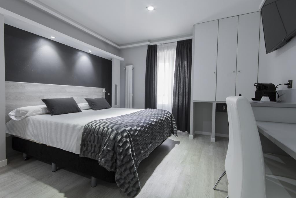Hostal Overnight Мадрид Екстериор снимка