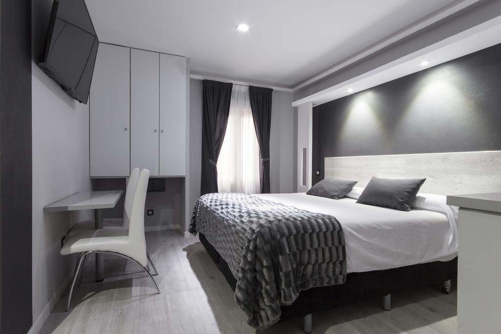 Hostal Overnight Мадрид Екстериор снимка