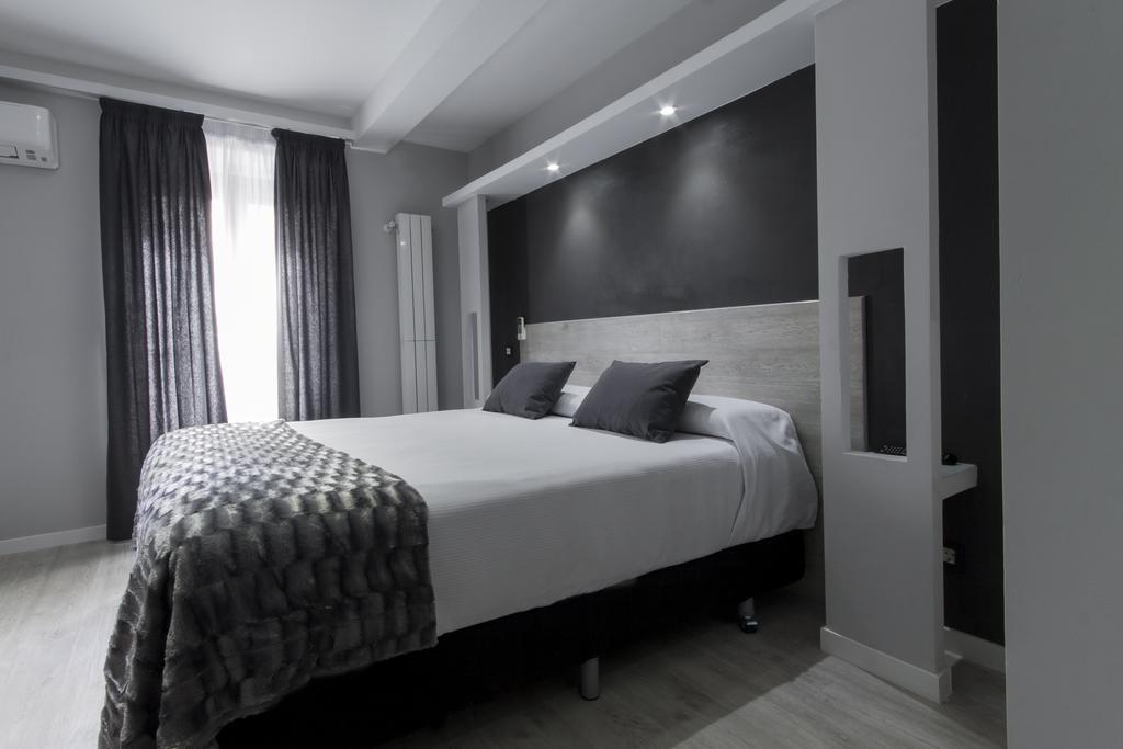 Hostal Overnight Мадрид Екстериор снимка