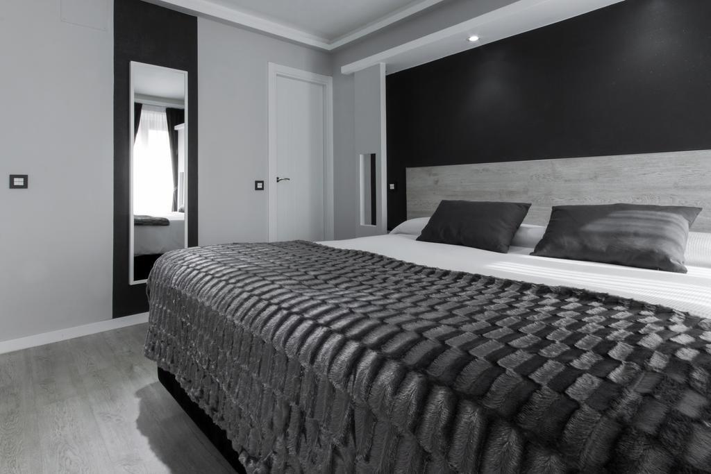 Hostal Overnight Мадрид Екстериор снимка