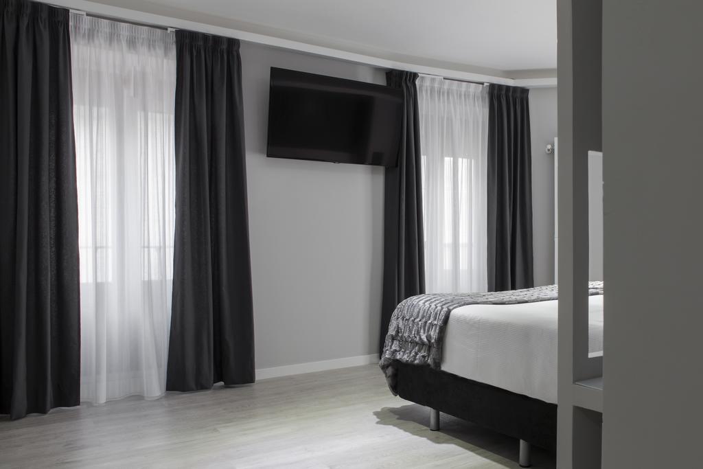 Hostal Overnight Мадрид Екстериор снимка
