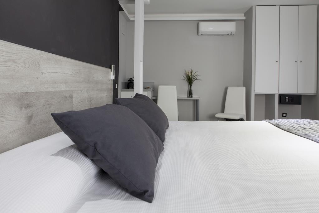 Hostal Overnight Мадрид Екстериор снимка