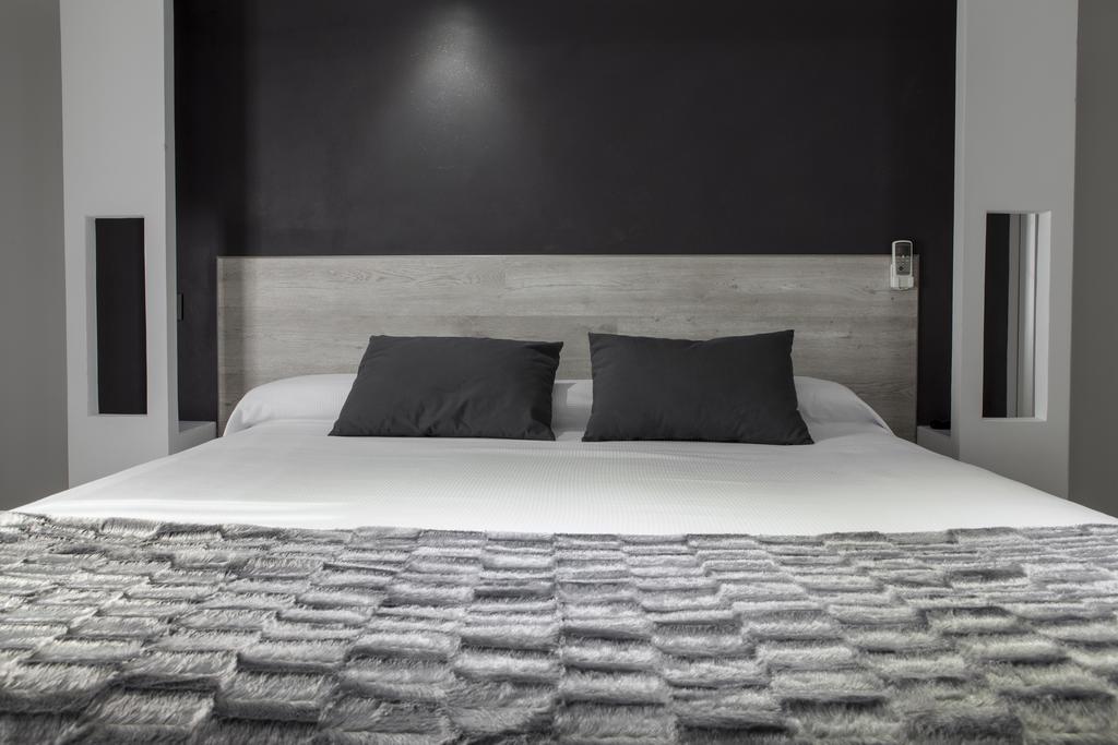 Hostal Overnight Мадрид Екстериор снимка
