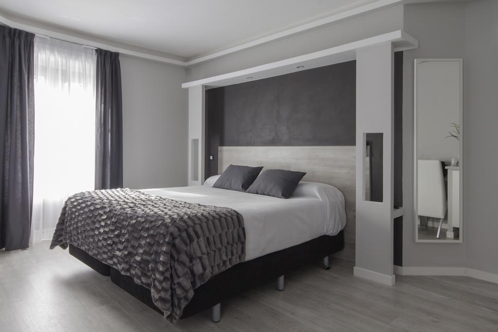 Hostal Overnight Мадрид Екстериор снимка