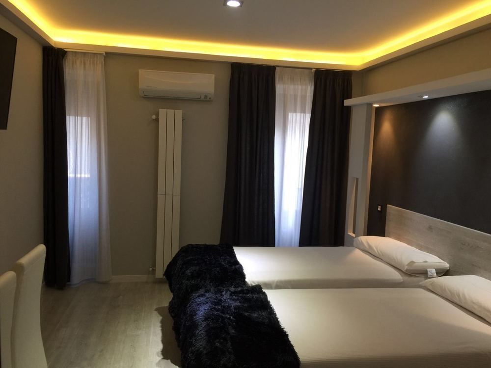 Hostal Overnight Мадрид Екстериор снимка