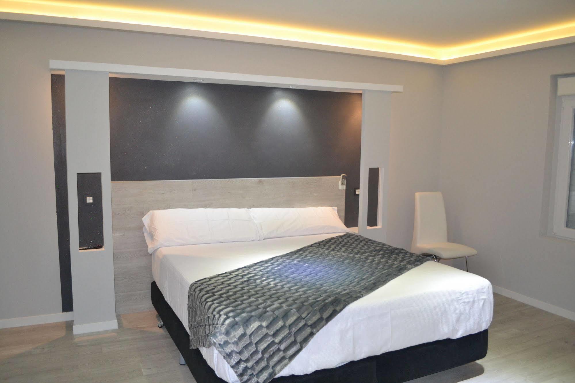 Hostal Overnight Мадрид Екстериор снимка