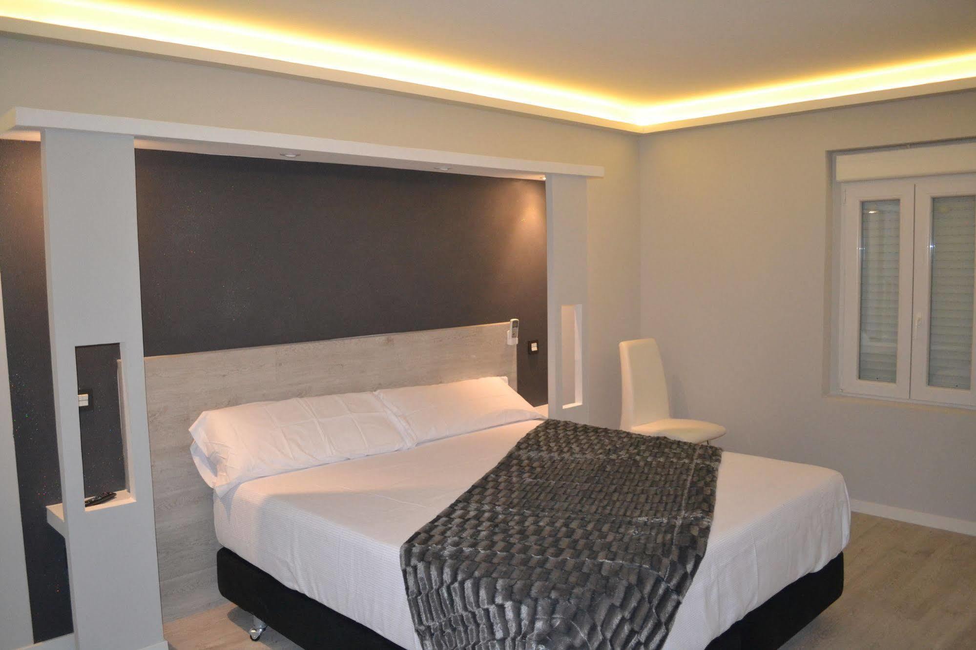 Hostal Overnight Мадрид Екстериор снимка