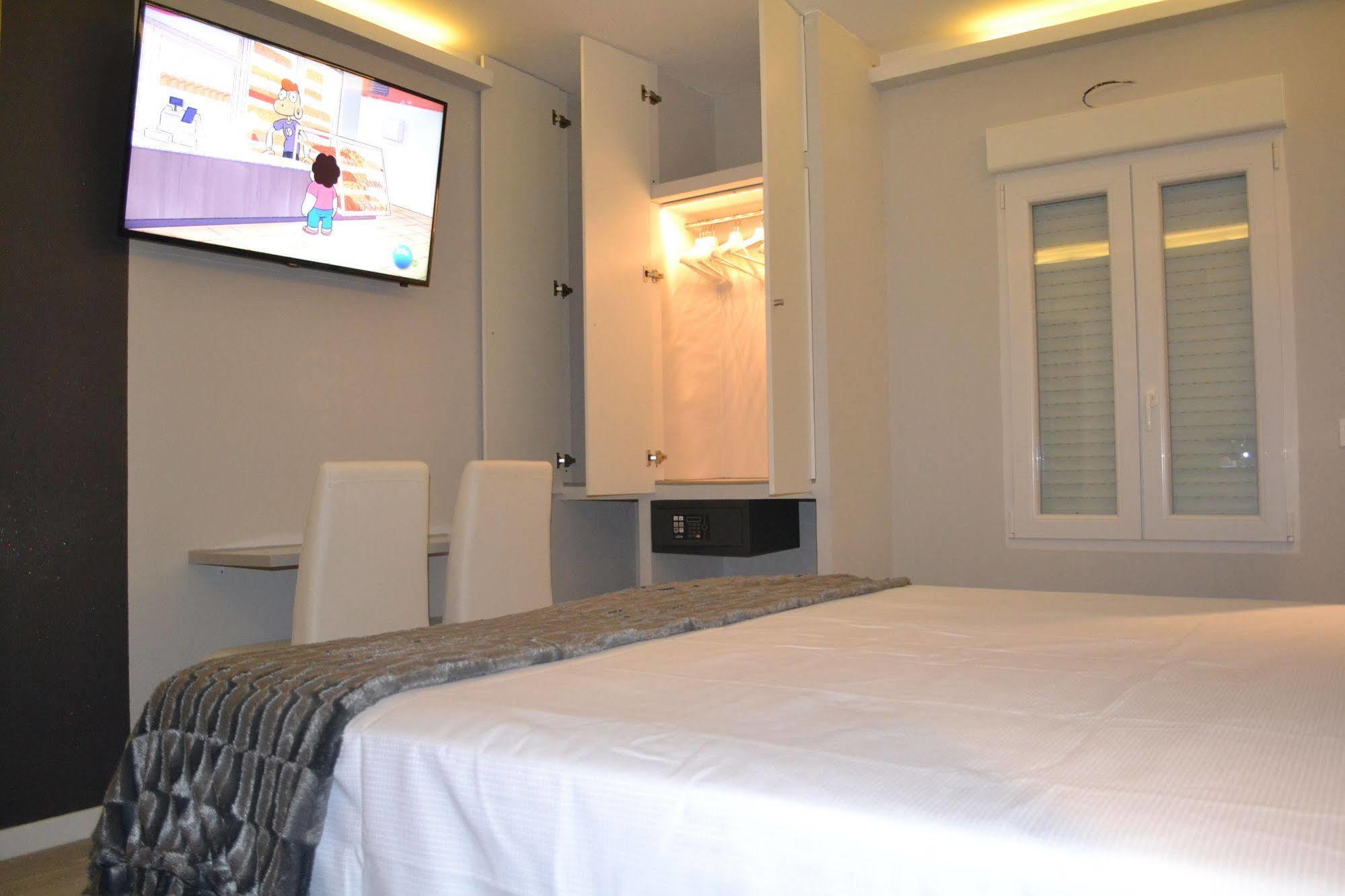 Hostal Overnight Мадрид Екстериор снимка